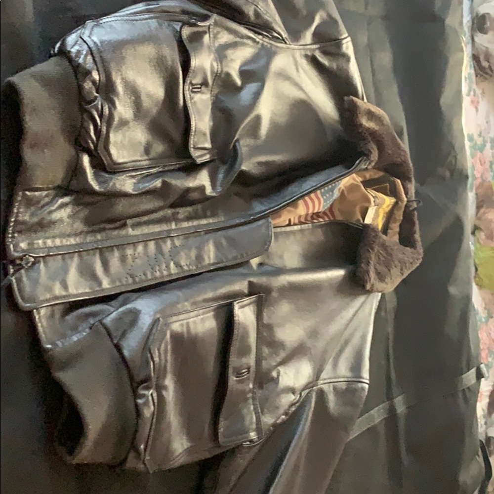 Leather jacket - Picture 3 of 7